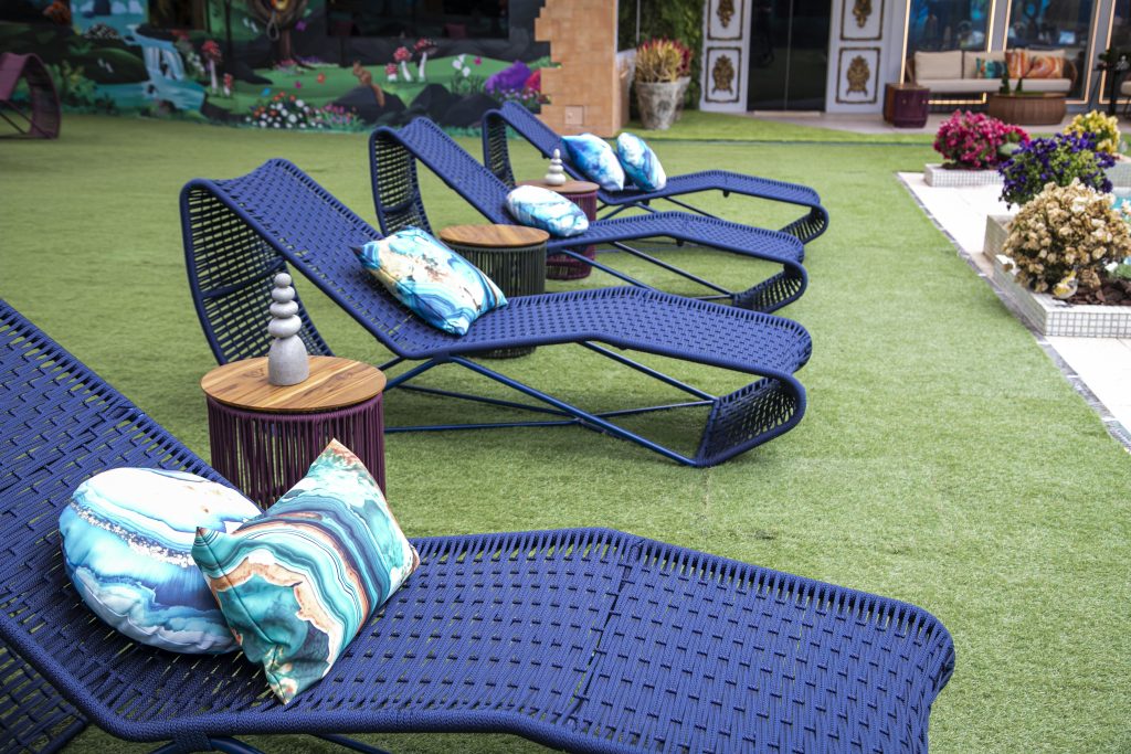 As espreguiçadeiras Cassis e o garden seat Cloud, peças com design de Ibanez Razzera para Modalle, estão na área da piscina — Foto: GShow / Divulgação